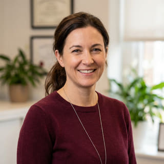 Laura Bennett, chargée de la conformité et des questions réglementaires au sein de OptiGain AI