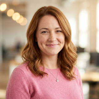 Emily Watson, chargée de l'assistance aux clients chez OptiGain AI